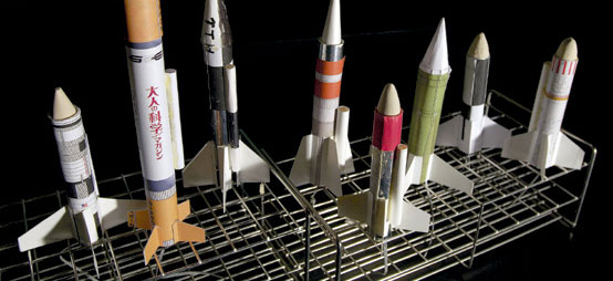 設計図は同じなのに、それぞれちがうロケットが並んだ。一番背の高いのが村長製作のもの。